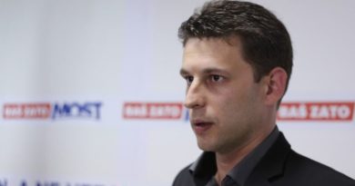 Nitko ga nije tjerao da uđe u politiku. čini se da je sve krivo shvatio i promašio temu’ Nitko ga nije tjerao da uđe u politiku. čini se da je sve krivo shvatio i promašio temu’