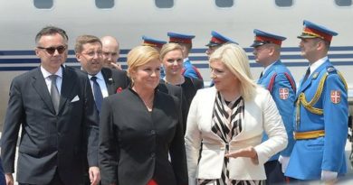 Hrvatska predsjednica ukrala show, Vučić se oduševio kada je predala poklon njegovoj supruzi Hrvatska predsjednica ukrala show, Vučić se oduševio kada je predala poklon njegovoj supruzi