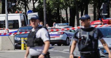Automobilom pokosio dvije autobusne stanice, najmanje jedna osoba poginula, vozač uhićen, policija izdala upozorenje Automobilom pokosio dvije autobusne stanice, najmanje jedna osoba poginula, vozač uhićen, policija izdala upozorenje