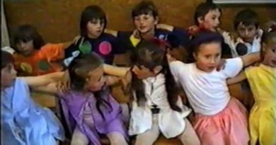 Završna priredba u vrtiću 1990. godine Završna priredba u vrtiću 1990. godine