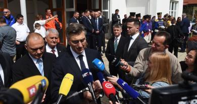 Plenković nakon sjednice Županijske skupštine hvalio Jelića i Karlovačku županiju, novinare više zanimaju Marić, Uljanik i aktualne teme Plenković nakon sjednice Županijske skupštine hvalio Jelića i Karlovačku županiju, novinare više zanimaju Marić, Uljanik i aktualne teme