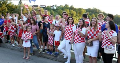 Veselo u Ozlju: Građani u velikom broju izašli na most preko rijeke Kupe i obilježili godišnjicu velikog uspjeha nogometaša na SP u Rusiji Veselo u Ozlju: Građani u velikom broju izašli na most preko rijeke Kupe i obilježili godišnjicu velikog uspjeha nogometaša na SP u Rusiji