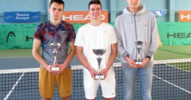 Novi državni teniski prvak do 18 godina je Borna Devald (HTK Zagreb) Novi državni teniski prvak do 18 godina je Borna Devald (HTK Zagreb)