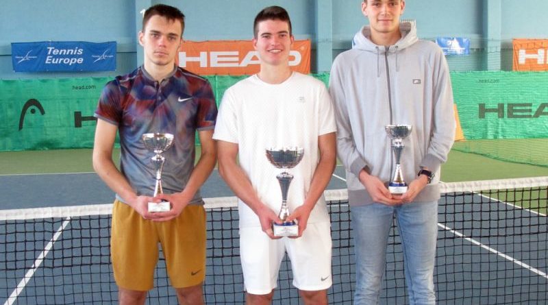 Novi državni teniski prvak do 18 godina je Borna Devald (HTK Zagreb) Novi državni teniski prvak do 18 godina je Borna Devald (HTK Zagreb)