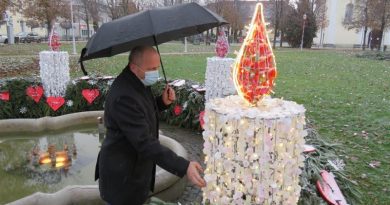 Zapaljena prva adventska svijeća Zapaljena prva adventska svijeća