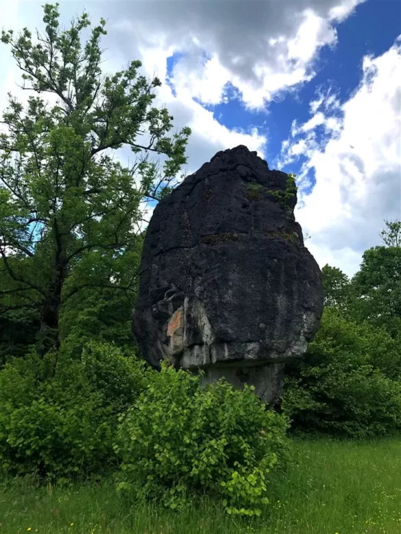 Stijena Visibaba u Bjelskom geomorfološki je spomenik prirode od 1966.