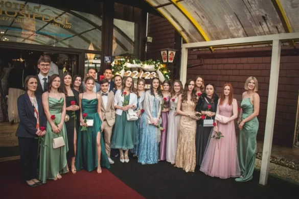4.b razred (opća gimnazija) i razrednica prof. Ana-Marija Mihalić
