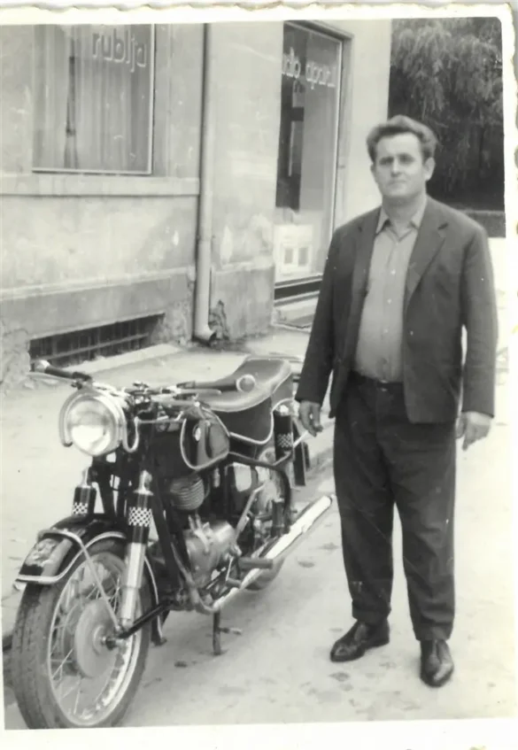 Ponosno pokazuje kupljeni motocikl. Isti takav je kupio i njegov susjed, također uspješni zanatlija (obrtnik) Franjo Brozović-Mikula,stolar